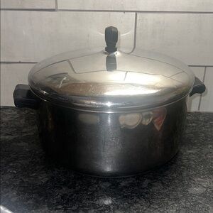 6 qt Farberware Stainless Stock Pot with Black Handles. Exc condition